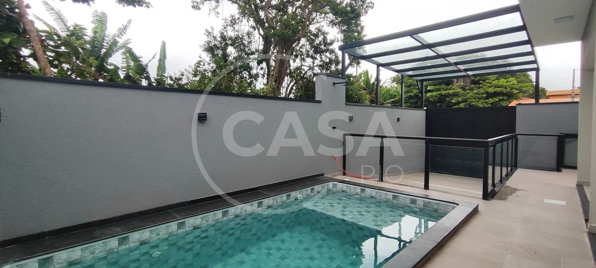 Casa Nova com Piscina à Venda em Peruibe