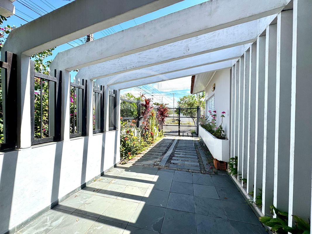 Oportunidade- Casa em dois lotes a 200 m da praia em Peruibe