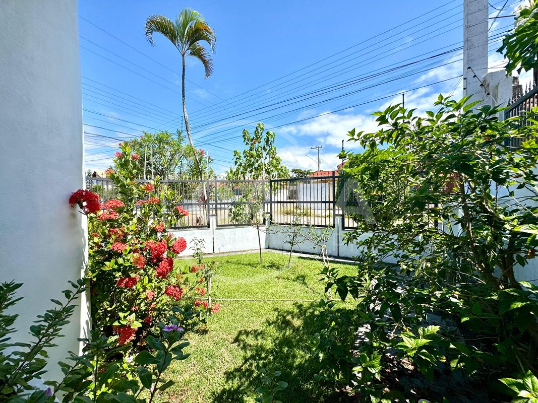 Oportunidade- Casa em dois lotes a 200 m da praia em Peruibe