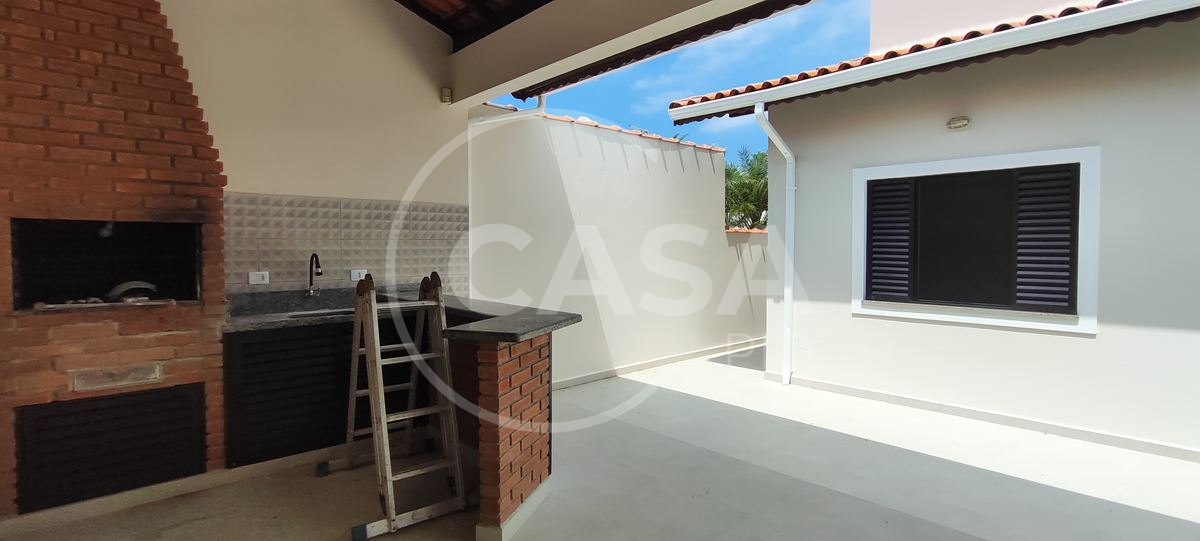 Casa com piscina disponível para locação definitiva