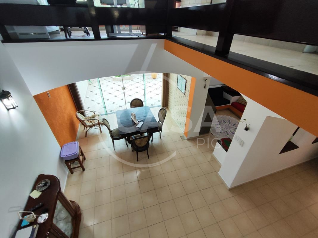 Sobrado a 100 m da praia