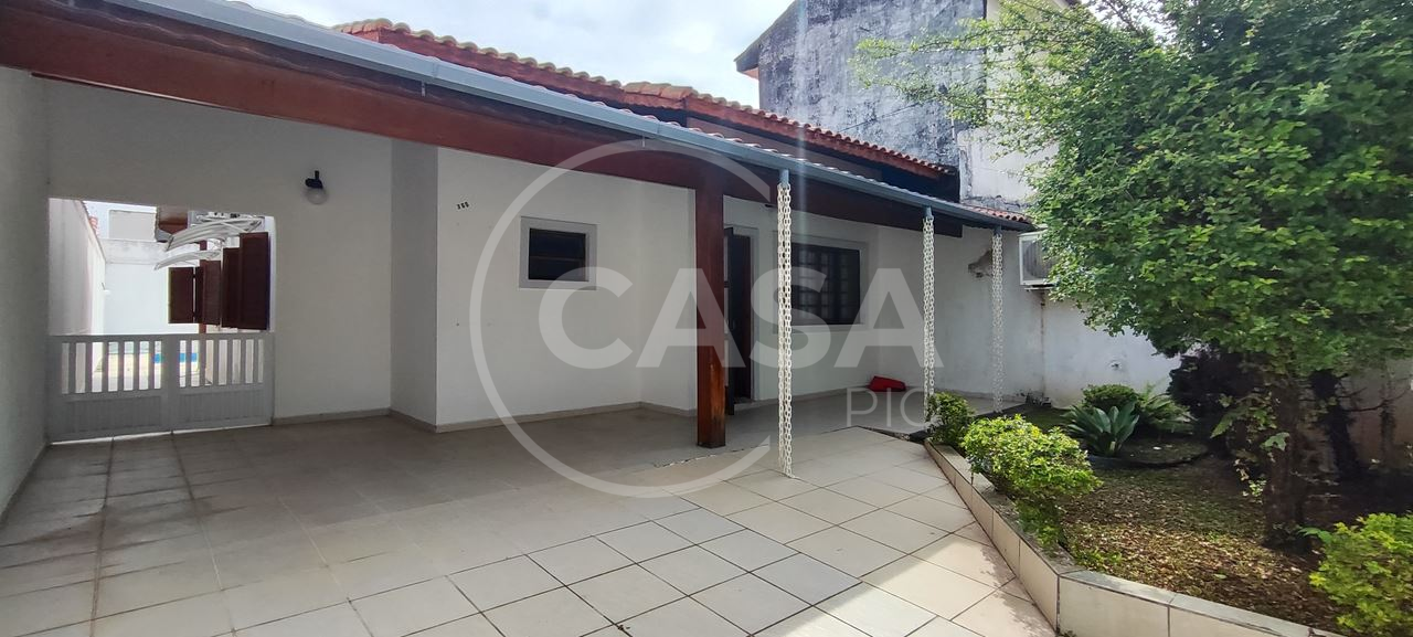 Casa com piscina a 300 m da praia