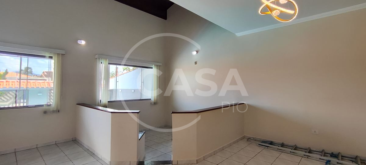Casa com piscina disponível para locação definitiva