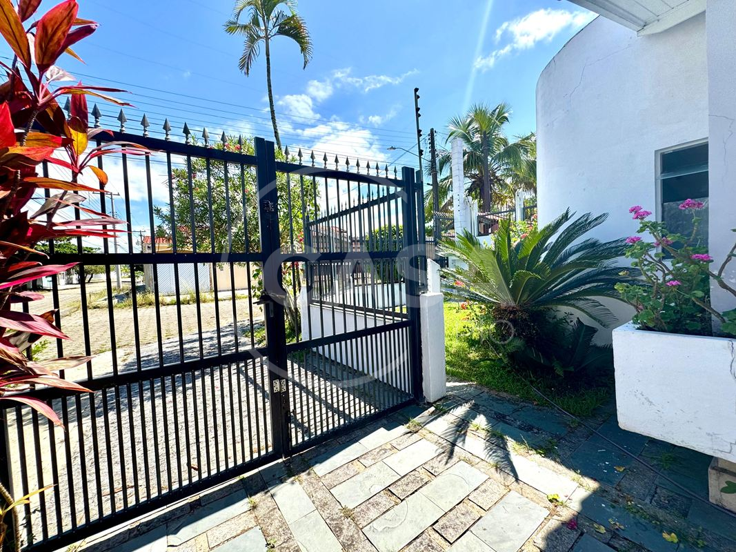 Oportunidade- Casa em dois lotes a 200 m da praia em Peruibe