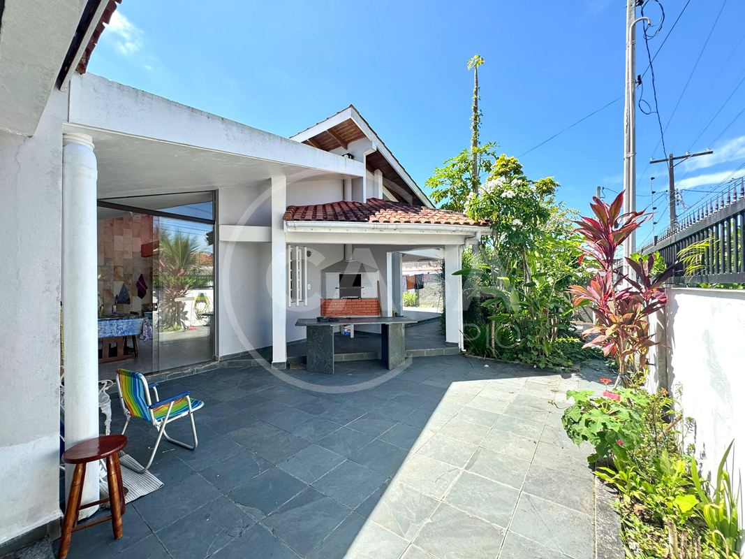 Oportunidade- Casa em dois lotes a 200 m da praia em Peruibe