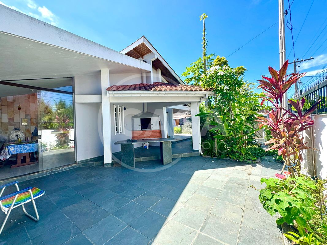 Oportunidade- Casa em dois lotes a 200 m da praia em Peruibe