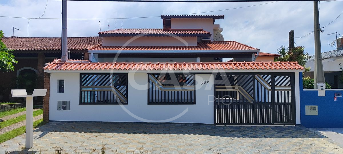 Casa com piscina disponível para locação definitiva