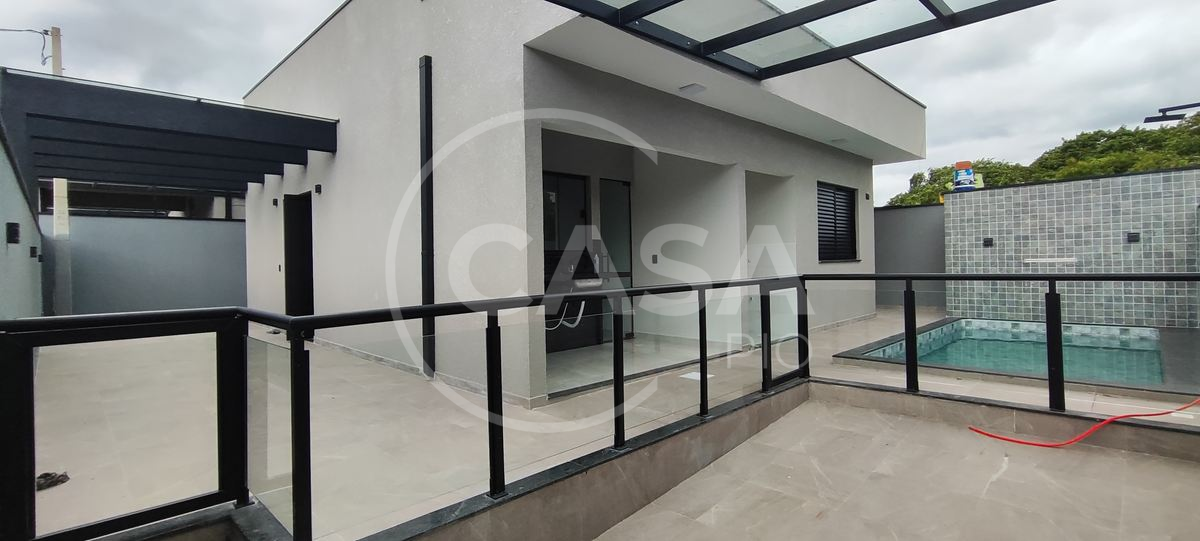 Casa Nova com Piscina à Venda em Peruibe