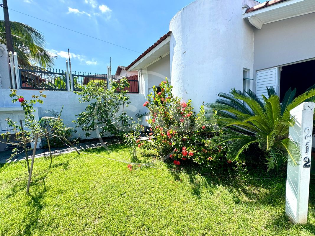 Oportunidade- Casa em dois lotes a 200 m da praia em Peruibe