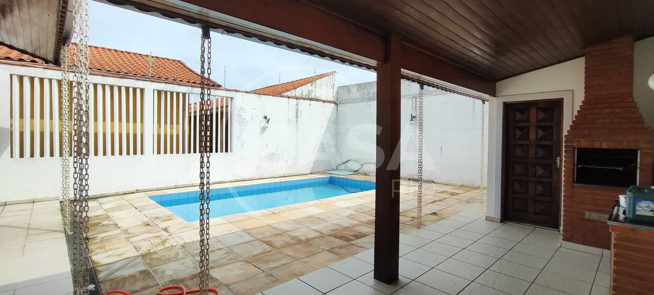 Casa com piscina a 300 m da praia