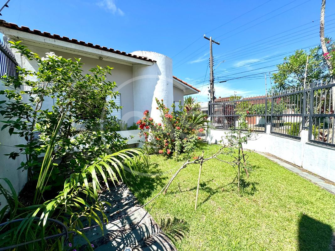 Oportunidade- Casa em dois lotes a 200 m da praia em Peruibe