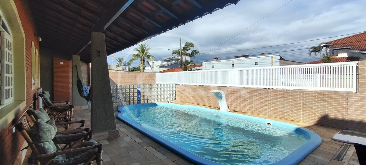 Casa com piscina à venda em Peruibe