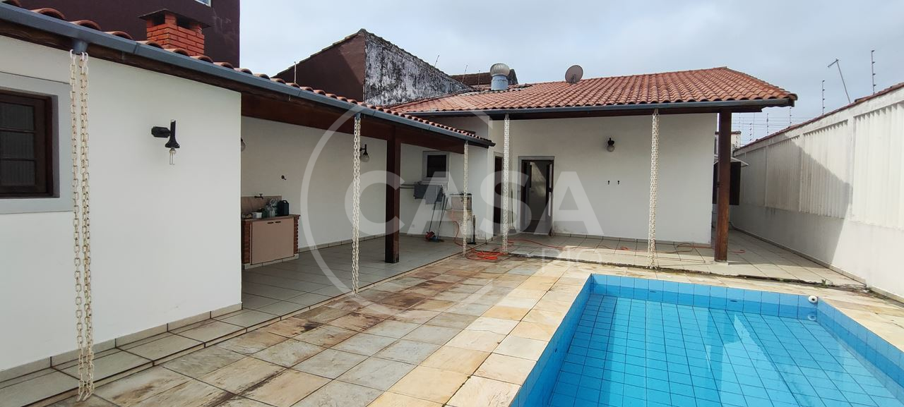 Casa com piscina a 300 m da praia