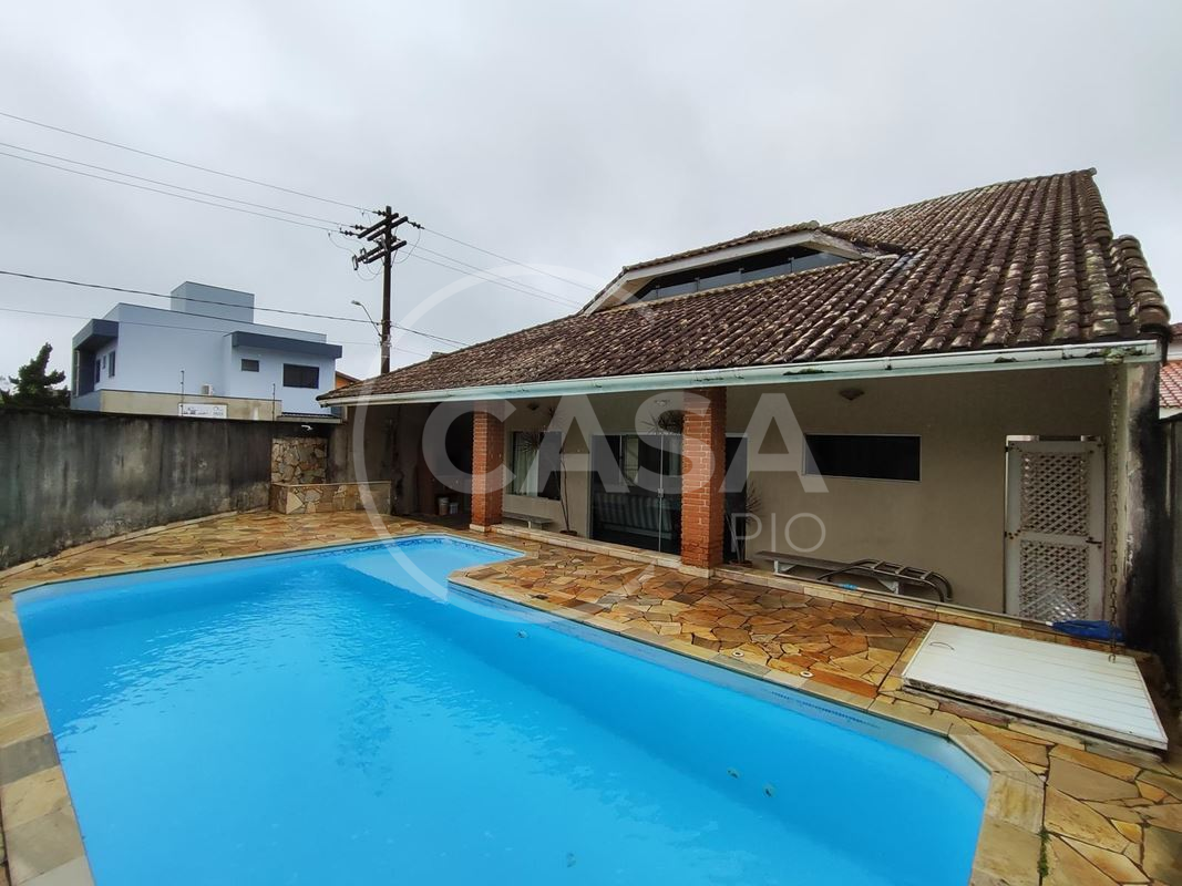 Casa com piscina em Peruíbe