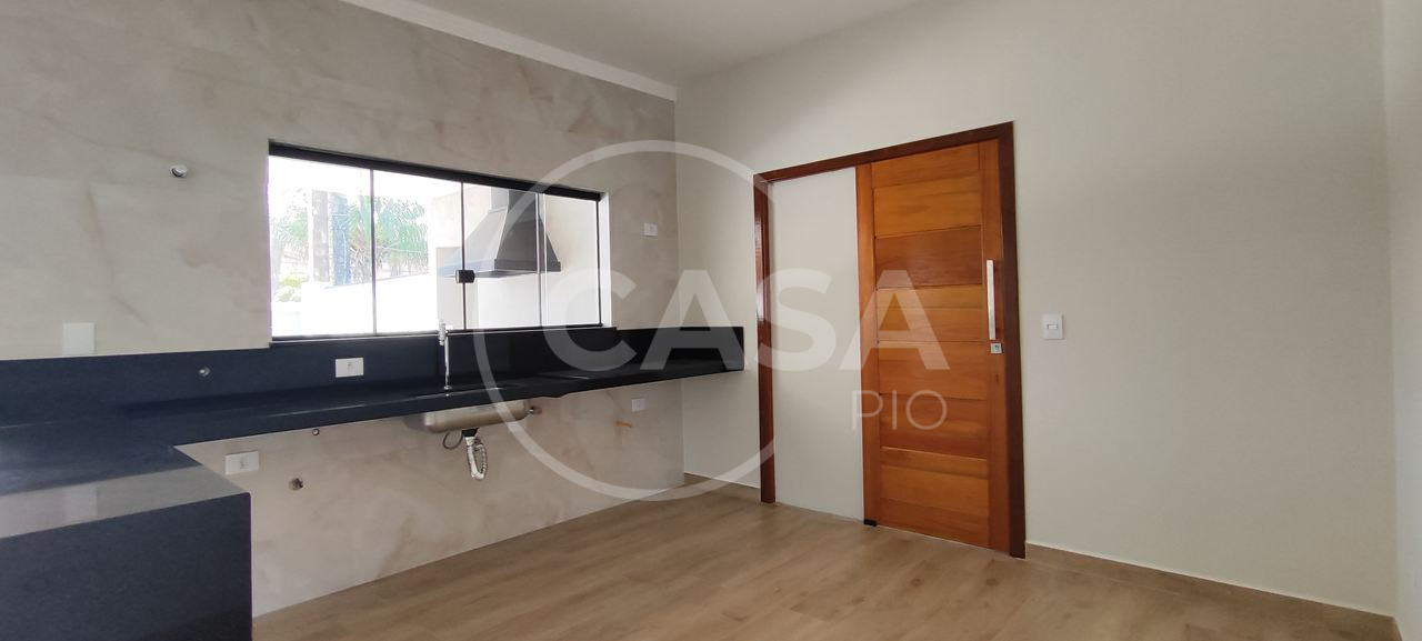 CASA NOVA COM PISCINA Á VENDA EM PERUIBE