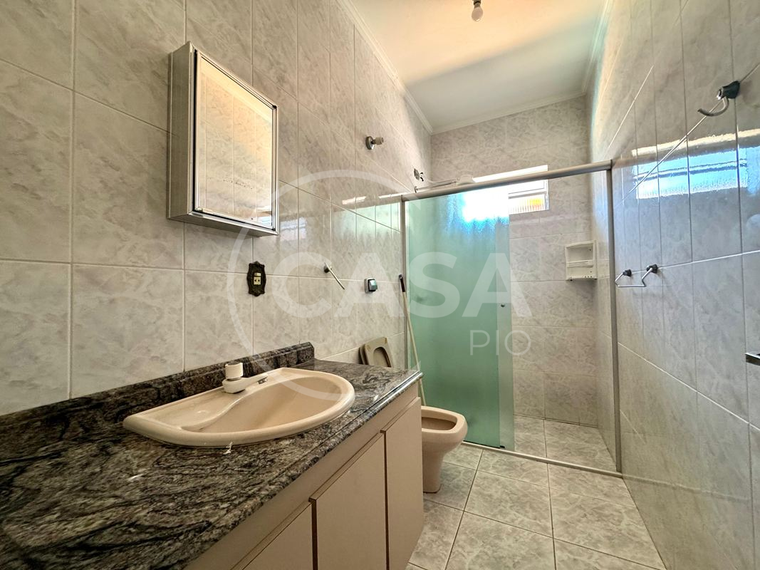 Oportunidade- Casa em dois lotes a 200 m da praia em Peruibe