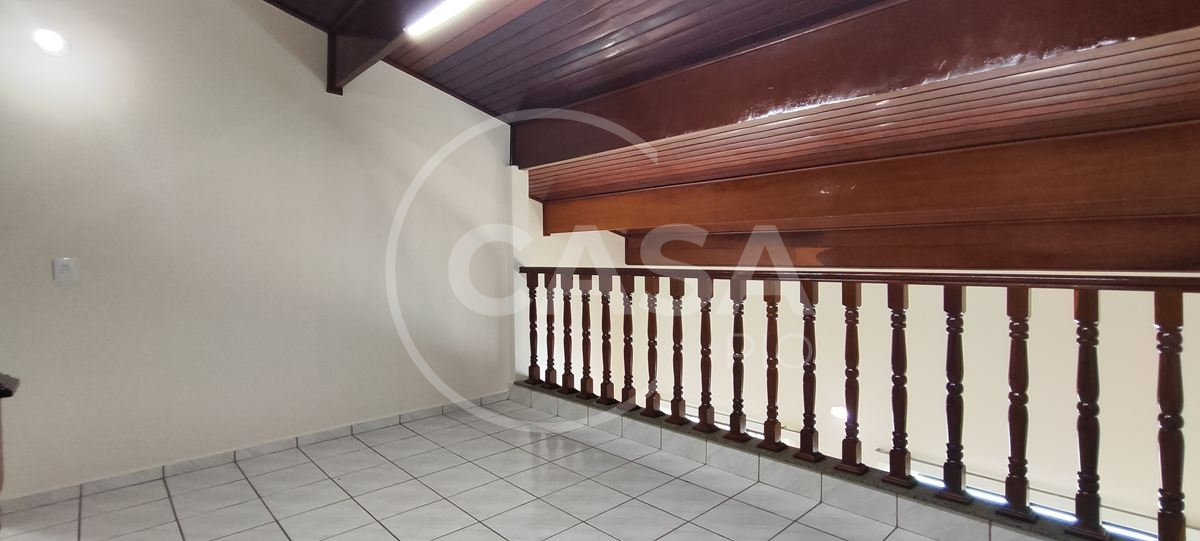 Casa com piscina disponível para locação definitiva