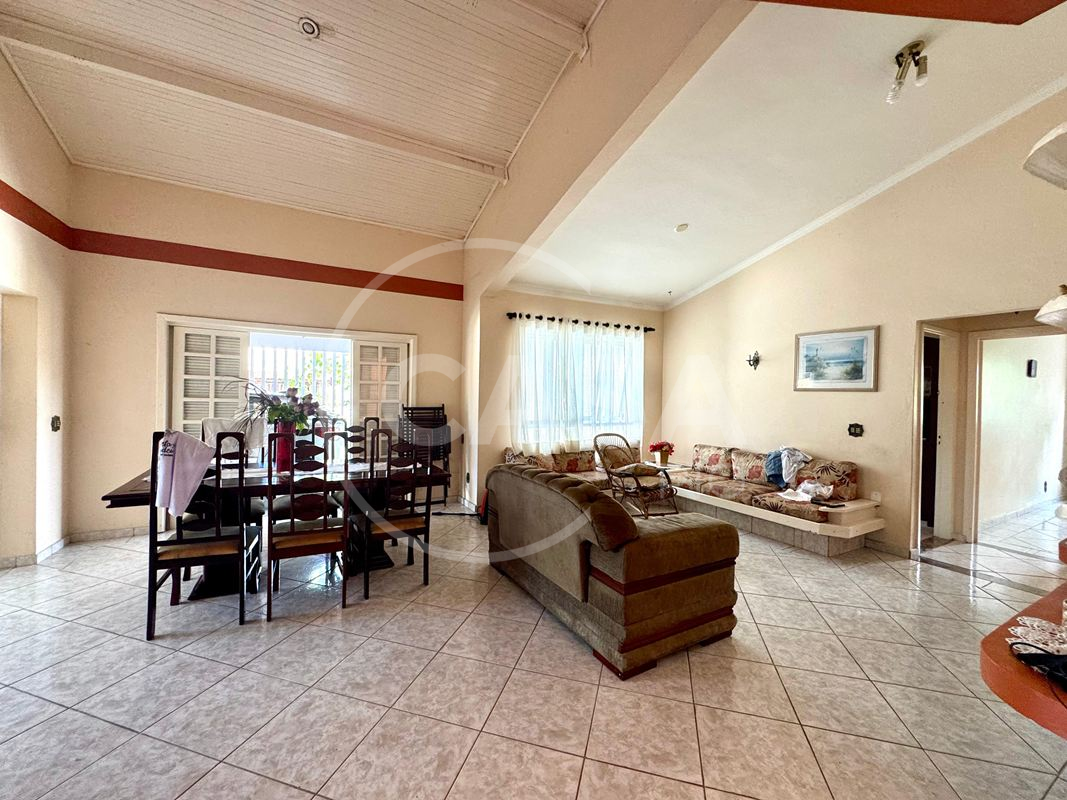 Oportunidade- Casa em dois lotes a 200 m da praia em Peruibe