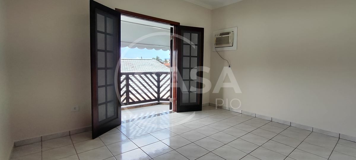 Casa com piscina disponível para locação definitiva
