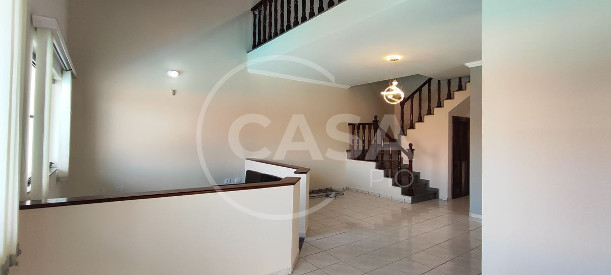 Casa com piscina disponível para locação definitiva