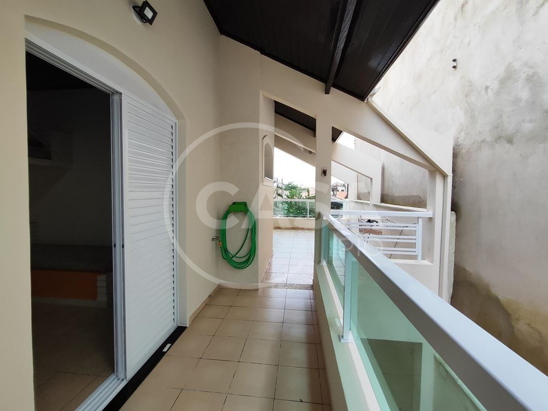 Sobrado a 100 m da praia