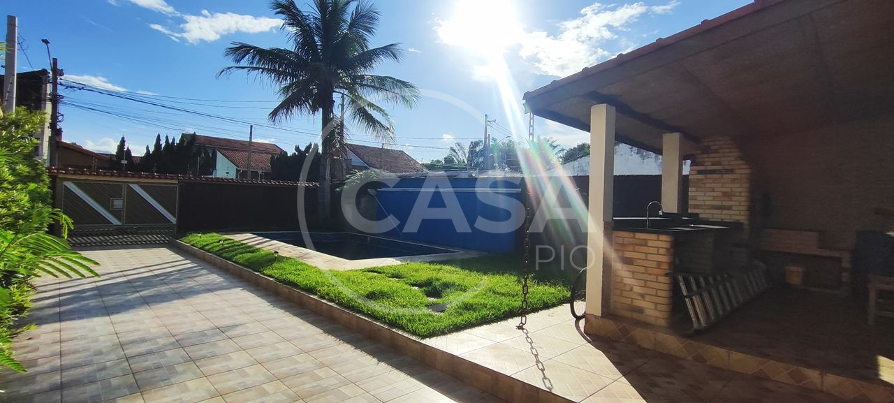 Casa com piscina á Venda em Peruibe