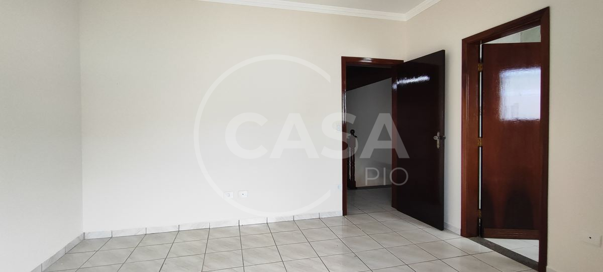 Casa com piscina disponível para locação definitiva