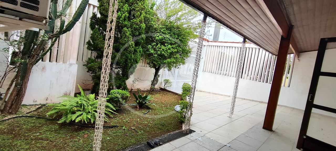 Casa com piscina a 300 m da praia