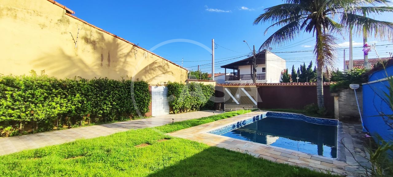Casa com piscina á Venda em Peruibe