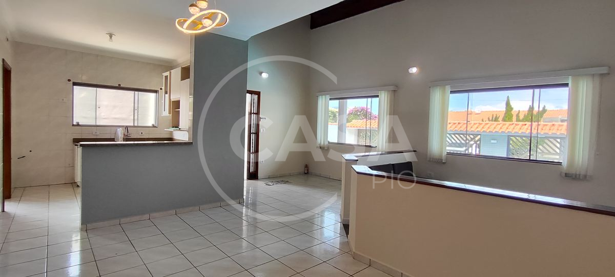 Casa com piscina disponível para locação definitiva