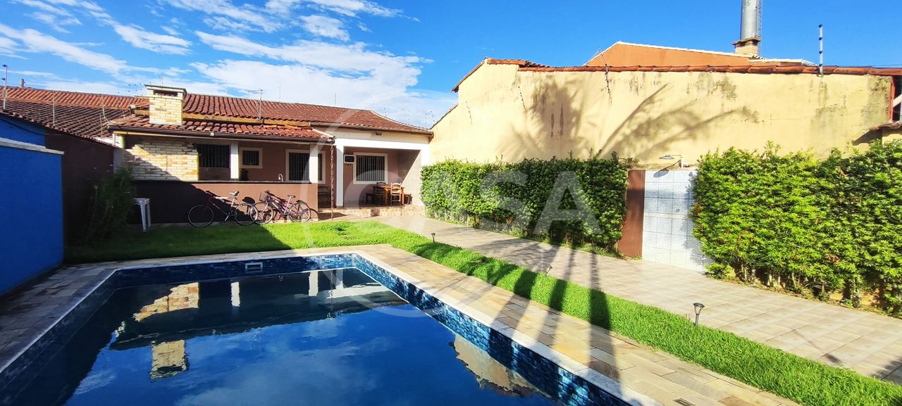 Casa com piscina á Venda em Peruibe