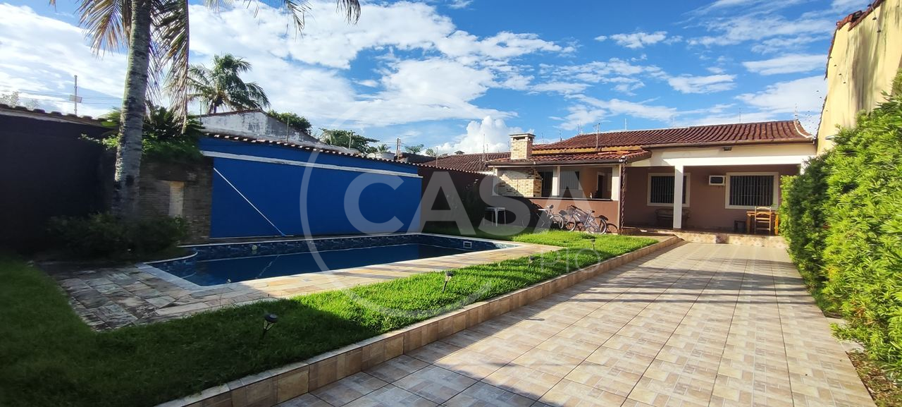 Casa com piscina á Venda em Peruibe