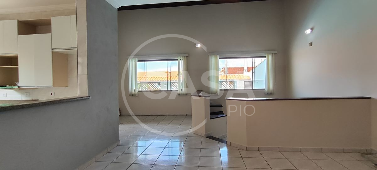 Casa com piscina disponível para locação definitiva